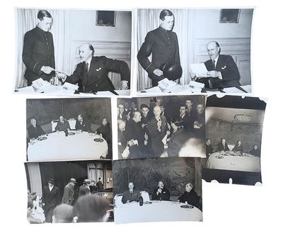 plusieurs photos en noir et blanc d'hommes assis à une table