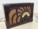 une vieille radio posée sur une table