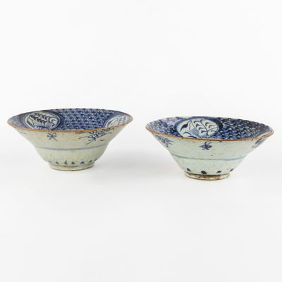 Deux bols chinois en bleu et blanc, style Ming, 19e siècle.