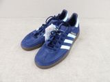 baskets Adidas bleues et blanches avec des lacets sur la semelle