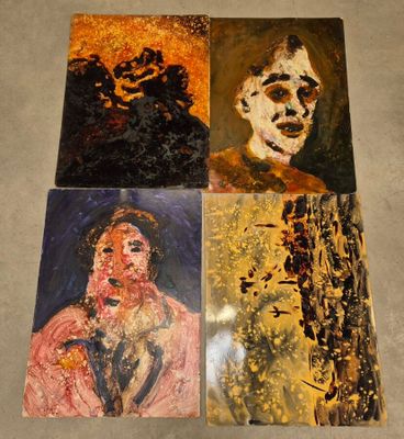 quatre tableaux représentant une femme et un homme sont posés par terre