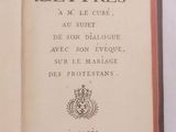 un livre ouvert posé sur une table blanche bordée de rouge