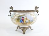 un grand vase décoré d'une peinture, posé sur un socle