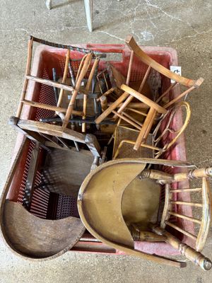 un panier rempli de chaises et une chaise posée par terre