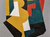 peinture abstraite représentant une femme assise sur une chaise devant un mur gris