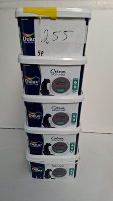 quatre boîtes de croquettes pour chien empilées les unes sur les autres