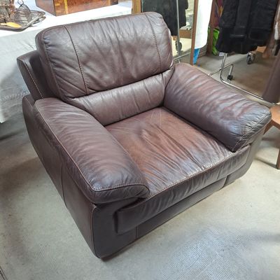Fauteuil moderne en cuir marron surpiqûres claires