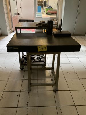 une table sur laquelle est posé un panneau, dans une cuisine