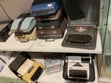 de nombreux modèles de machines à écrire sur les étagères