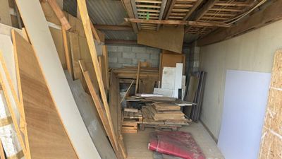 une pièce dont le sol est en grande partie recouvert de bois