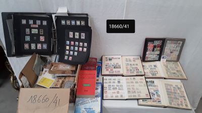 beaucoup de timbres sur une table où se trouvent de nombreux livres