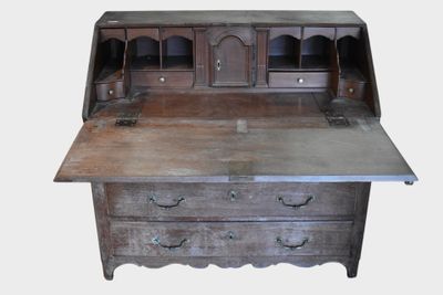 un bureau en bois avec un plateau en métal et des tiroirs