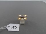 une bague en or surmontée d'un nœud