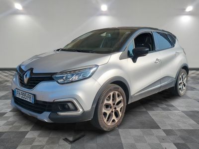 le nouveau renault c - cross suv est garé dans un showroom