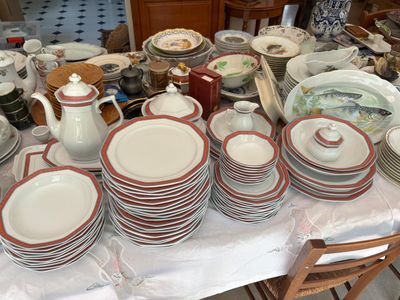 de nombreuses assiettes et bols posés sur une table recouverte d'une nappe blanche