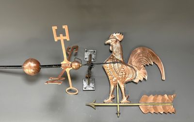 GIROUETTE à décor d'un coq en cuivre et des quatre points ca…