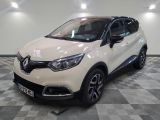une voiture blanche garée sur un sol en damier dans un garage
