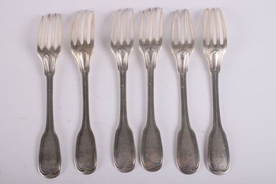 six fourchettes sont alignées sur une surface blanche, sur fond blanc