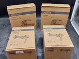 quatre cartons contenant des objets divers, posés par terre devant une fenêtre