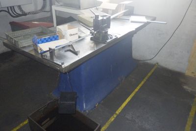 une machine posée sur une table dans une pièce