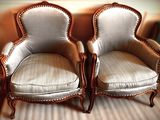 two chairs that are next to each other on the floor