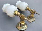 une paire de lampes de table anciennes en laiton avec des abat-jours en verre dépoli