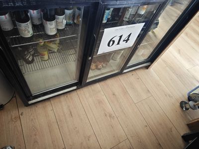 un réfrigérateur contenant de nombreuses bouteilles de vin