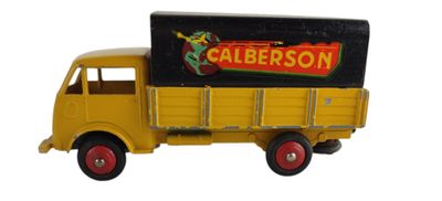 un petit camion jaune avec une pancarte à l'arrière