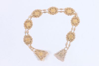 Ceinture en or jaune 750 ‰ filigrané ornée de neuf pièces de… - Photo 1