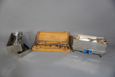 Instruments de médecine en coffret métal et bois.