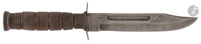 un couteau avec un manche marron sur fond blanc