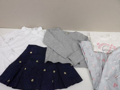 un tas de vêtements posés sur une table