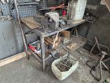 une image d'un établi dans un garage avec des outils dessus