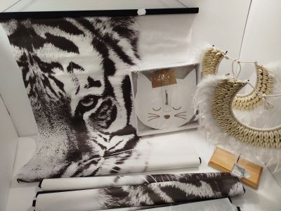 une photo d'un tigre exposée dans un magasin