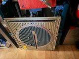 un ventilateur posé par terre dans une pièce
