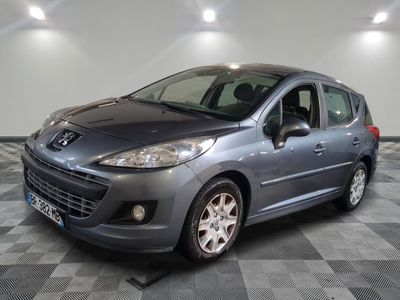 la voiture grise est garée dans le garage sur le sol en damier