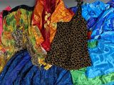 beaucoup de vêtements de différentes couleurs posés sur une table