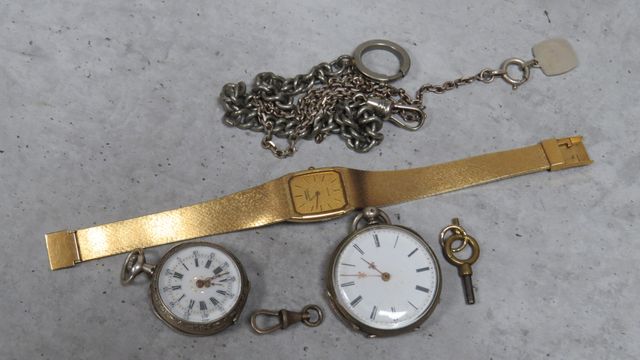 Deux montres de poche « à gousset » en argent. Poids brut : 51,90...