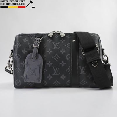 Sac de voyage Louis Vuitton en cuir noir Monogramme avec étiquette à bagages