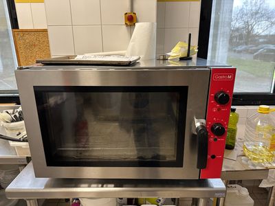 un micro-ondes posé sur un support dans une cuisine