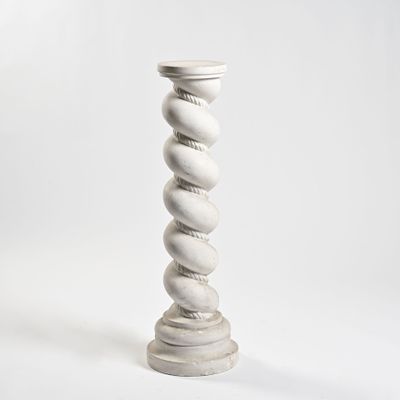 une bougie blanche ornée d'un motif en spirale