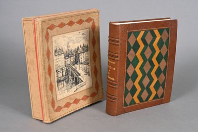 Deux livres sont posés l'un à côté de l'autre sur une surface grise