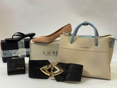 un sac à main, un portefeuille et d'autres objets posés sur une table