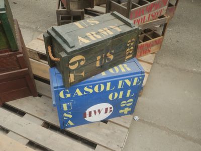 de nombreuses caisses empilées les unes sur les autres sur une palette