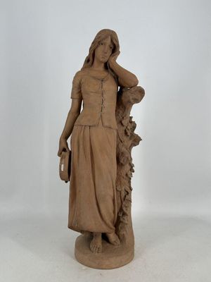 statue d'une femme avec un chien sur fond blanc