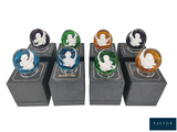 cinq figurines en verre de couleurs différentes exposées en rangée
