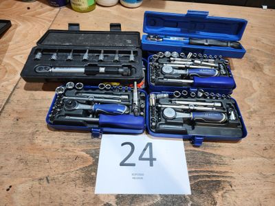 un grand nombre d'outils posés sur une table