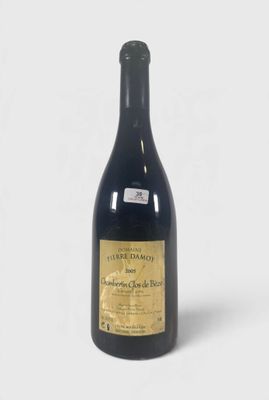 une bouteille de vin posée sur une table