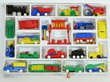 un circuit de train miniature dans une boîte en plastique, posé sur une surface blanche
