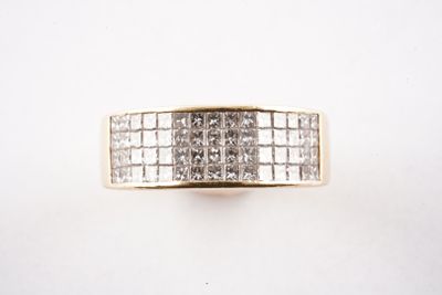gros plan d'une bague en diamant sur une surface blanche